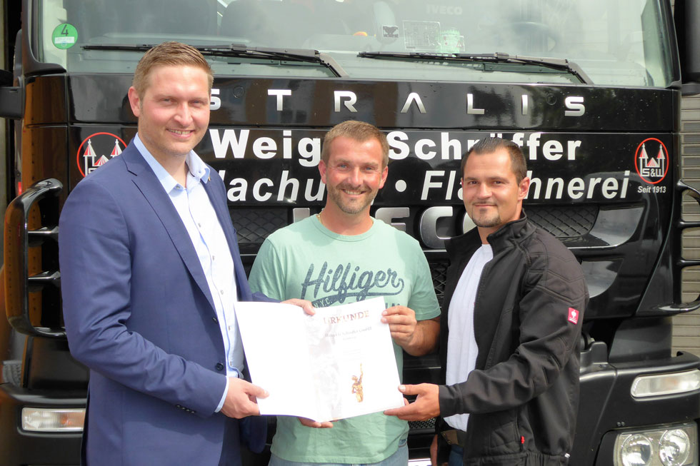 Kuratoriumsvorsitzender Wewezow überreicht Urkunde an Geschäftsführer und Dachdeckermeister Johannes Weigel und Sebastian Weigel